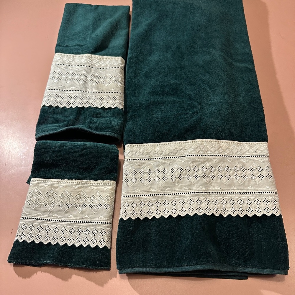 Elegant Green Lace Trim Bath Towel Set 1990’s